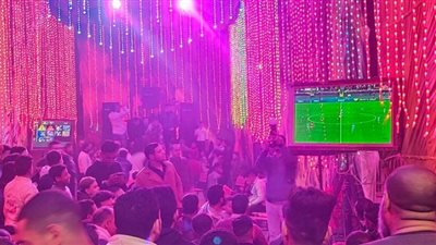 مباراة الأهلي وريال مدريد.. لقطة مثيرة في حنة عريس بالمنيا