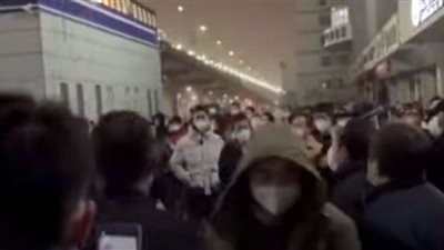احتجاجات في الصين ضد إجراءات الإغلاق للوقاية من تفشي كورونا (شاهد)