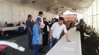 رئيس حي شرق المنصورة يتفقد معرض 