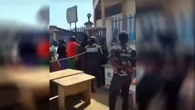 جماهير الكاميرون تهاجم منزل والد بريل إمبولو بعد الخسارة في كأس العالم (شاهد)