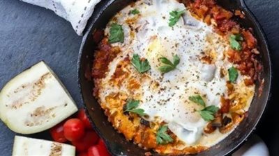 جددي سفرتك واصنعي شكشوكة بالبيض والجبنة