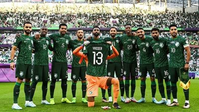 لاعبو المنتخب السعودي يدعمون ياسر الشهراني قبل انطلاق مباراة بولندا