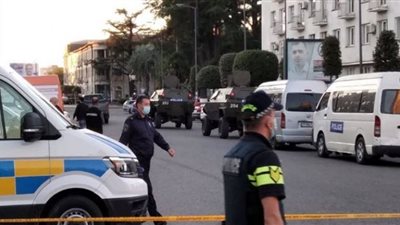 مسلح يحتجز رهائن في بنك بجورجيا