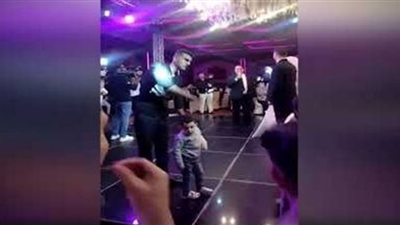 (فيديو) رجل يُطلق زوجته بالثلاثة في فرح ابنته.. أم العروسة تُفجر مفاجأة