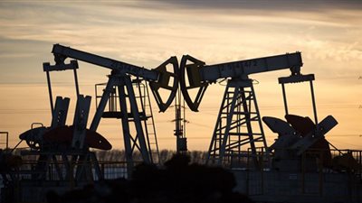 أسعار النفط تهبط للأسبوع الثالث