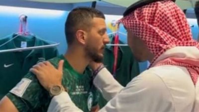 وزير الرياضة السعودي يواسي عبدالإله المالكي بعد انهياره بالبكاء