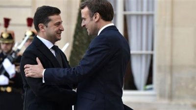 ماكرون يمنح الرئيس الأوكراني وسام جوقة الشرف