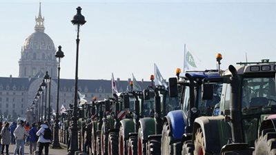 جرارات المزارعين تحرث شوارع فرنسا.. الفلاحون غاضبون