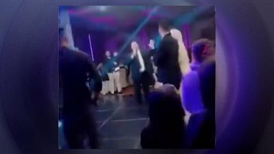 أمسك الميكروفون وطلق زوجته في حفل زفاف ابنتهما| فيديو