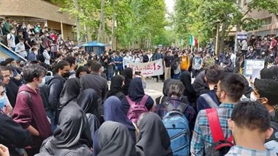 طلاب جامعات إيران يهتفون الموت لولاية الفقيه