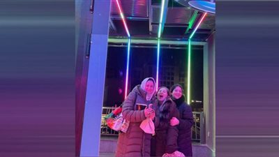 مي نور الشريف برفقة والدتها وشقيقتها.. بحب التصوير لتوثيق اللحظة الحلوة