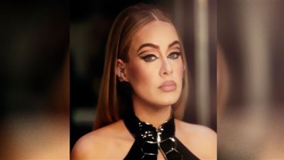أديل تسرق الأضواء بفستان مخملي ومكياج ساحر في الجرامي