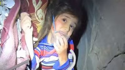 لحظة إنقاذ طفلة سورية من تحت الأنقاض وهي تغني| شاهد