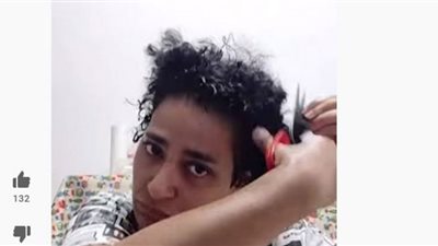 إيطالية تقص شعرها احتجاجًا على مقتل الإيرانية مهسا أميني (شاهد)