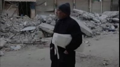 مواطن يمسك بالأكياس.. ينتظر خروج عائلته من تحت الأنقاض