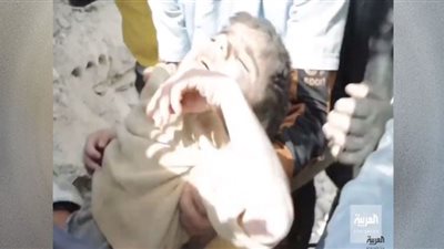 لحظة إنقاذ طفل سوري من تحت ركام الزلزال| فيديو