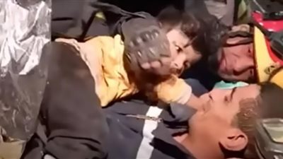 رجل إنقاذ يبكي بعد انتشال طفل من أنقاض الزلزال| شاهد