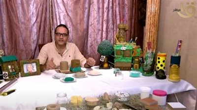 تحويل نفايات الورق والبلاستيك لأعمال فنية مميزة| فيديو