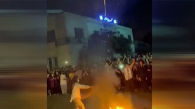 إيرانية ترقص وتحرق حجابها غضبًا لمقتل مهسا أميني (شاهد)