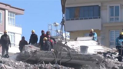 فرق الانقاذ تكشف فرص النجاة من تحت الأنقاض (شاهد)