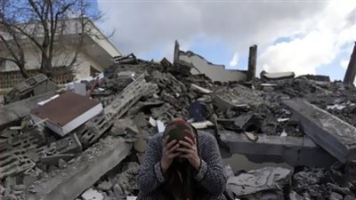 قصص مأساوية لسوريين تحت الأنقاض (فيديو)