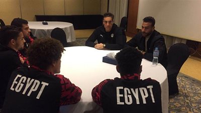 محمد أبو جبل يساند لاعبي منتخب الشباب قبل بطولة أفريقيا.. صور
