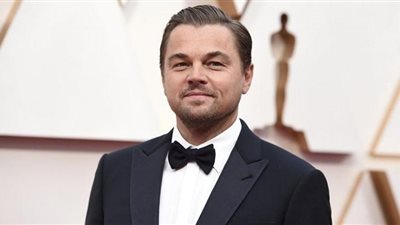 ليوناردو دى كابريو يكشف سر ارتباطه بشابة تصغره