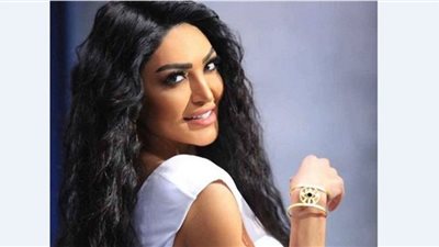 سالي عبد السلام بالأسود المُجسم ومكياج سموكي عبر إنستجرام