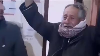 زلزال تركيا وسوريا.. مسن يحفر قبر لأبنائه ويُعثر عليهم أحياء (شاهد)