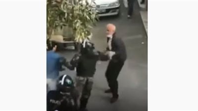 الشرطة الإيرانية تعتدي على رجل مسن (شاهد)