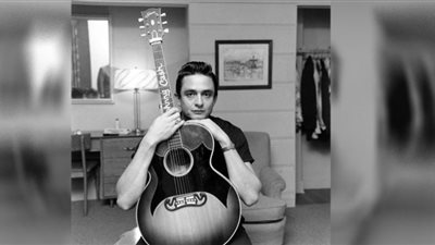 جوني كاش رمز غنائي أمريكي داخل ألبوم 