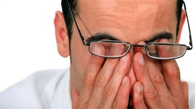 ضعف البصر والصداع.. أطباء يكشفون العلاقة