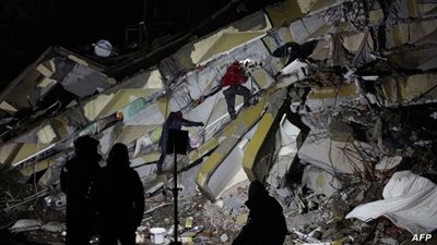 انتشال طفل من تحت أنقاض زلزال تركيا بعد 79 ساعة
