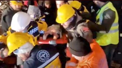 لحظة إنقاذ طفلة من تحت أنقاض الزلزال المدمر (فيديو)