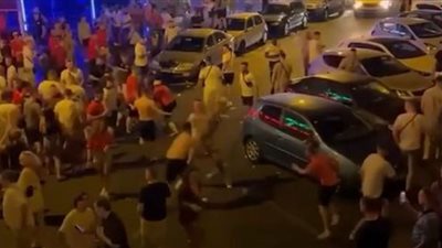 مشاجرة دامية بين جماهير إنجلترا وويلز قبل مباراتهما| فيديو