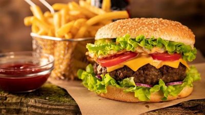 العلاقة بين الوجبات السريعة والإحساس بالألم