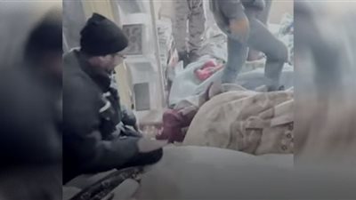 سوري يسير باكيًا بين جثامين 25 فردًا من عائلته| فيديو