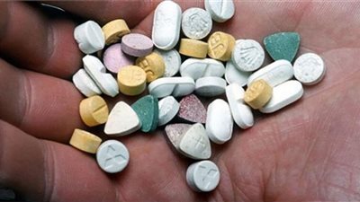 القبض على شخص بحوزته 64 ألف قرص مخدر بالدرب الأحمر