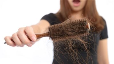 منها الضغط النفسي.. أبرز مسببات تساقط الشعر