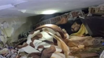 مشهد مؤلم لسوري يمد يده من تحت الأنقاض (فيديو)