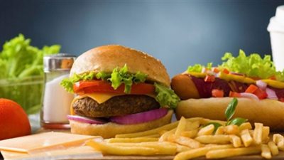 الوجبات السريعة تسبب تراكم الكوليسترول في الشرايين.. دراسة توضح