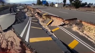 مشاهد صادمة لانشقاق الأرض بعد الزلزال المدمر (فيديو)