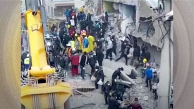 مشاهد مأساوية جديدة لاستخراج الضحايا من تحت الأنقاض (فيديو)