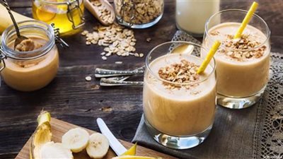 تعرف فوائد سموذي زبدة الفول السوداني بالموز والشوفان