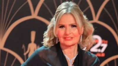 يسرا تواكب الموضة والأسود يعكس أناقتها