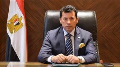 وزير الرياضة يطمئن على رئيس النادي الأهلي