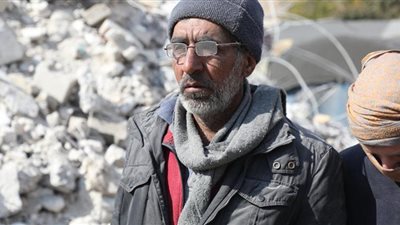 أبو مصطفى ينتظر خروج فلذة الكبد فوق أسنة الجرافات.. عيون أقوى من الحديد