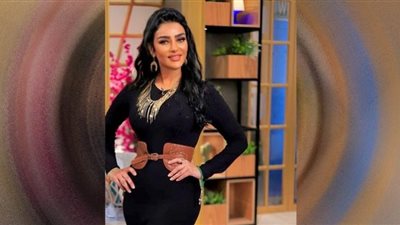 هبة الأباصيري تخطف الأنظار بهاي كول أسود