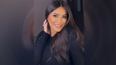 إنجي المقدم جذابة بالأبيض الفضفاض