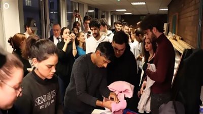 زلزال تركيا وسوريا.. رئيس وزراء بريطانيا يساعد المتطوعين فى مراكز التبرعات